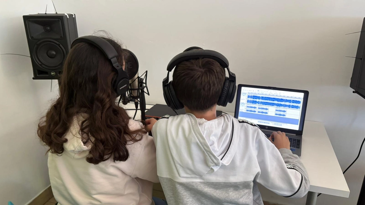 Le interviste ai ’colleghi’ spagnoli spaziano dalle differenze del sistema educativo alle scoperte culinarie locali . Le interviste ai ’colleghi’ spagnoli spaziano dalle differenze del sistema educativo alle scoperte culinarie locali .