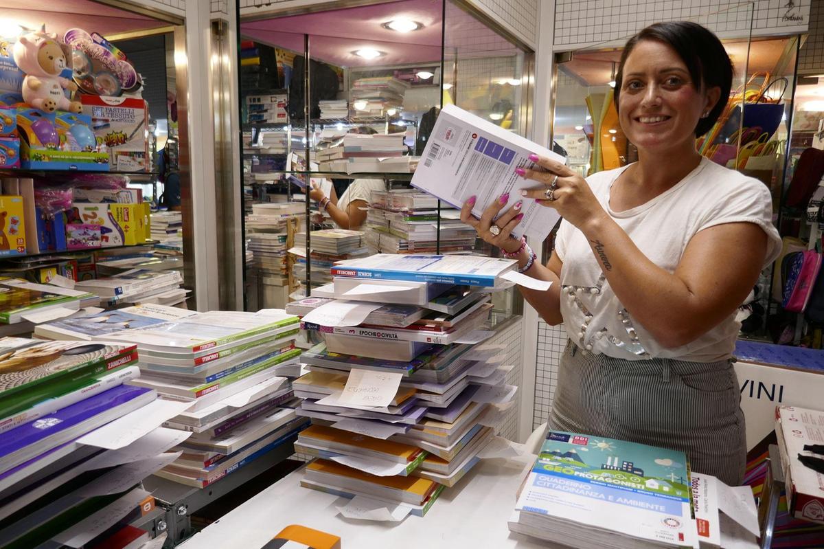’Scuola quanto mi costi’. Famiglie alle prese con il “caro libri“ per chi va alle superiori ’Scuola quanto mi costi’. Famiglie alle prese con il “caro libri“ per chi va alle superiori