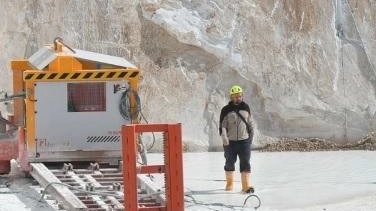 Dopo il corteo degli ambientalisti del 13 aprile scorso i lavoratori di tutto il comparto si uniscono nella solidarietà ai dipendenti Henraux Dopo il corteo degli ambientalisti del 13 aprile scorso i lavoratori di tutto il comparto si uniscono nella solidarietà ai dipendenti Henraux