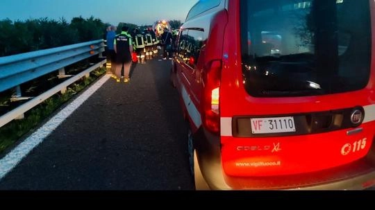 Incidente tra due moto e un'auto sull'Autostrada del Sole vicino a Orvieto. Due motociclisti feriti, traffico bloccato per ore. Intervento dei vigili del fuoco e della polizia stradale. Situazione tornata alla normalità dopo chiusura temporanea della carreggiata. Incidente tra due moto e un'auto sull'Autostrada del Sole vicino a Orvieto. Due motociclisti feriti, traffico bloccato per ore. Intervento dei vigili del fuoco e della polizia stradale. Situazione tornata alla normalità dopo chiusura temporanea della carreggiata.