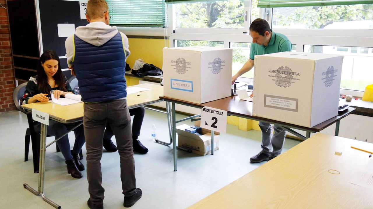 Faccia a faccia tra gli aspiranti sindaco organizzato dalla Confcommercio "Occasione di dialogo diretto tra chi si propone di amministrare la città". Faccia a faccia tra gli aspiranti sindaco organizzato dalla Confcommercio "Occasione di dialogo diretto tra chi si propone di amministrare la città".