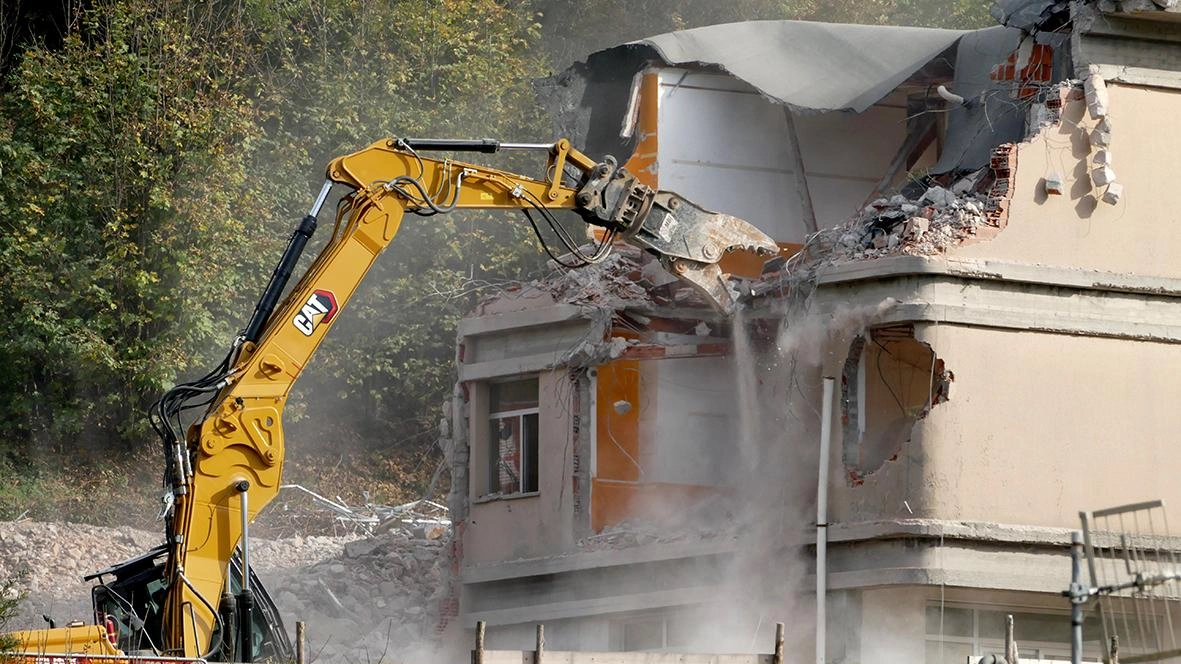Un momento della demolizione dell’edificio di Campotizzoro che era stato costruito nella seconda metà degli anni Settanta Un momento della demolizione dell’edificio di Campotizzoro che era stato costruito nella seconda metà degli anni Settanta