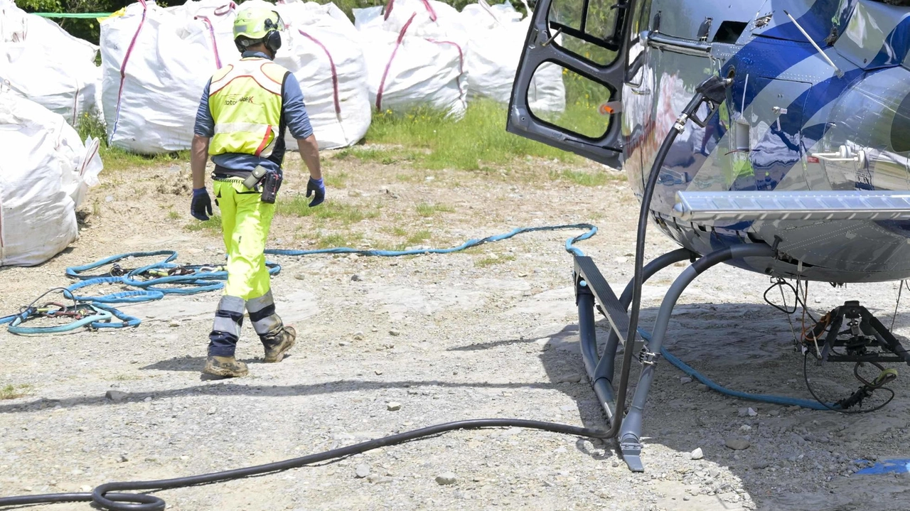 L’elicottero usato per rimuovere i rifiuti dalla discarica ’fantasma’ emersa in Mugello L’elicottero usato per rimuovere i rifiuti dalla discarica ’fantasma’ emersa in Mugello