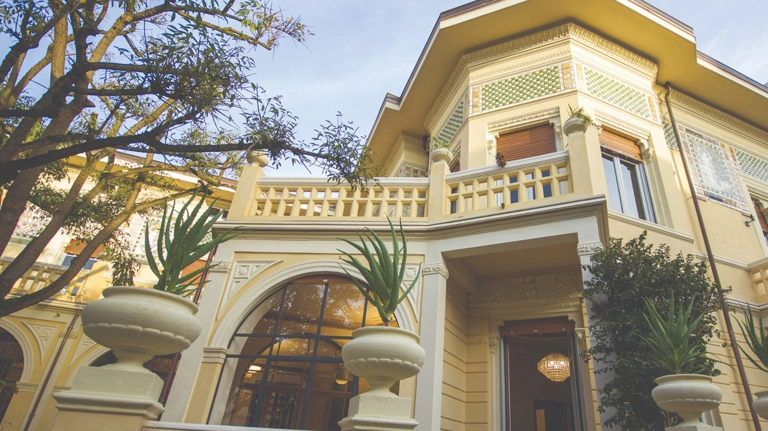 Villa Argentina è formata da tre piani e un giardino esterno che conduce all'ingresso