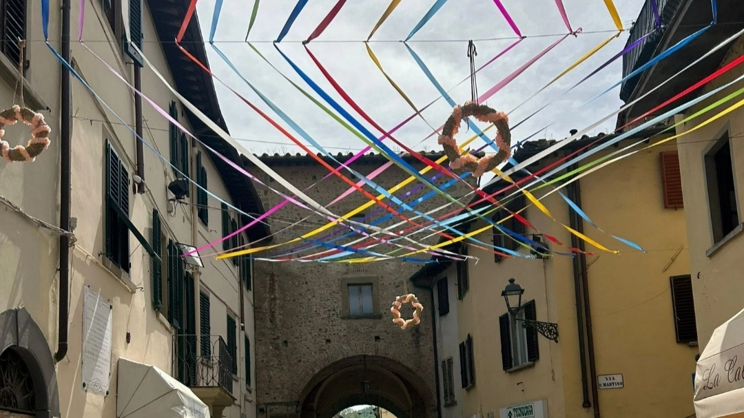 Borgo San Lorenzo, via Mazzini si addobba a festa per Fiorinfiera
