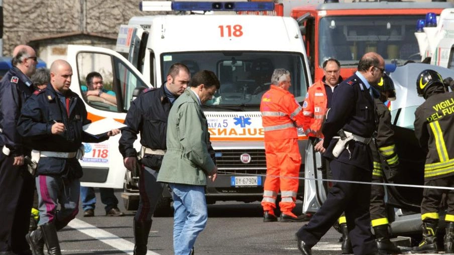 Sul posto sono intervenute l’ambulanza della Misericordia, i vigili del fuoco e la polizia stradale (foto archivio) Sul posto sono intervenute l’ambulanza della Misericordia, i vigili del fuoco e la polizia stradale (foto archivio)