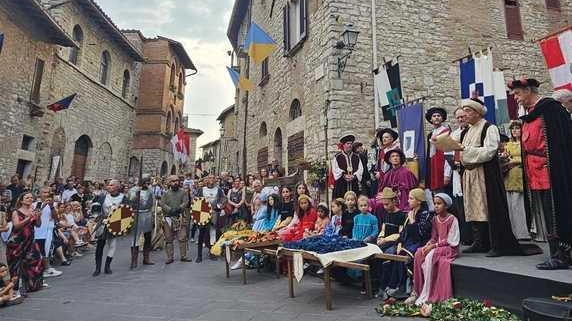 Un momento del Corteo storico rinalscimentale del Gonfalone di Corciano che si svolge tutti gli anni a Ferragosto dal 1969 Un momento del Corteo storico rinalscimentale del Gonfalone di Corciano che si svolge tutti gli anni a Ferragosto dal 1969