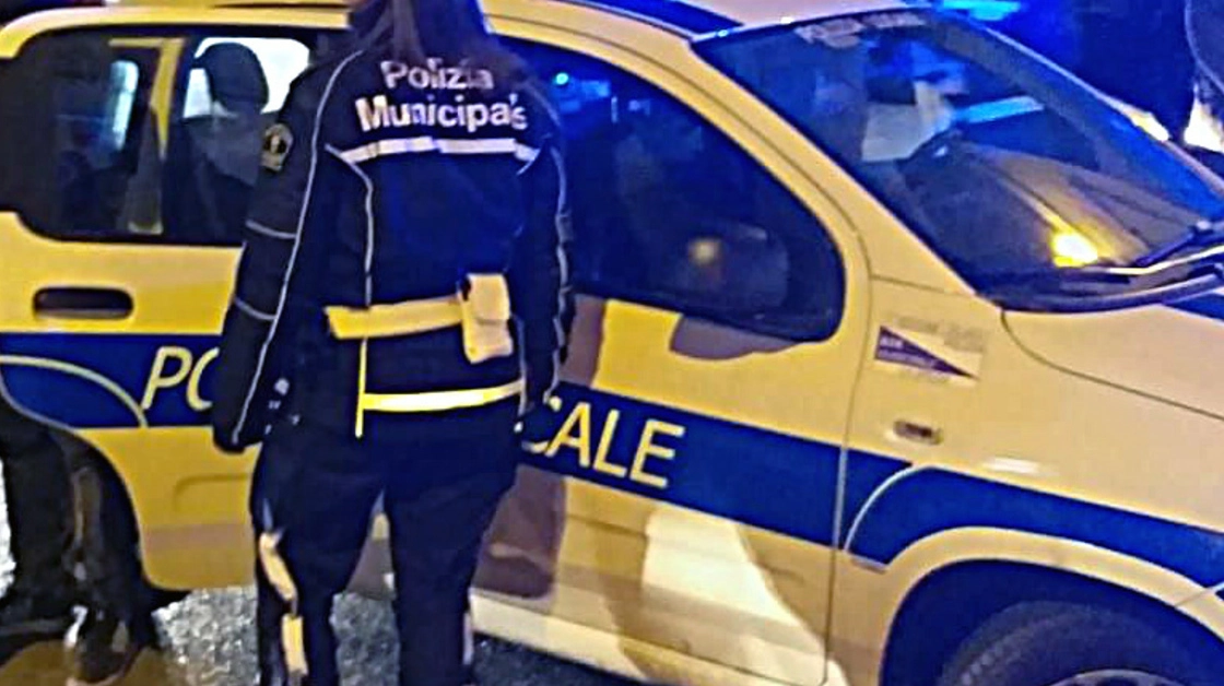L’intervento di una pattuglia della polizia locale della Spezia (foto di repertorio)