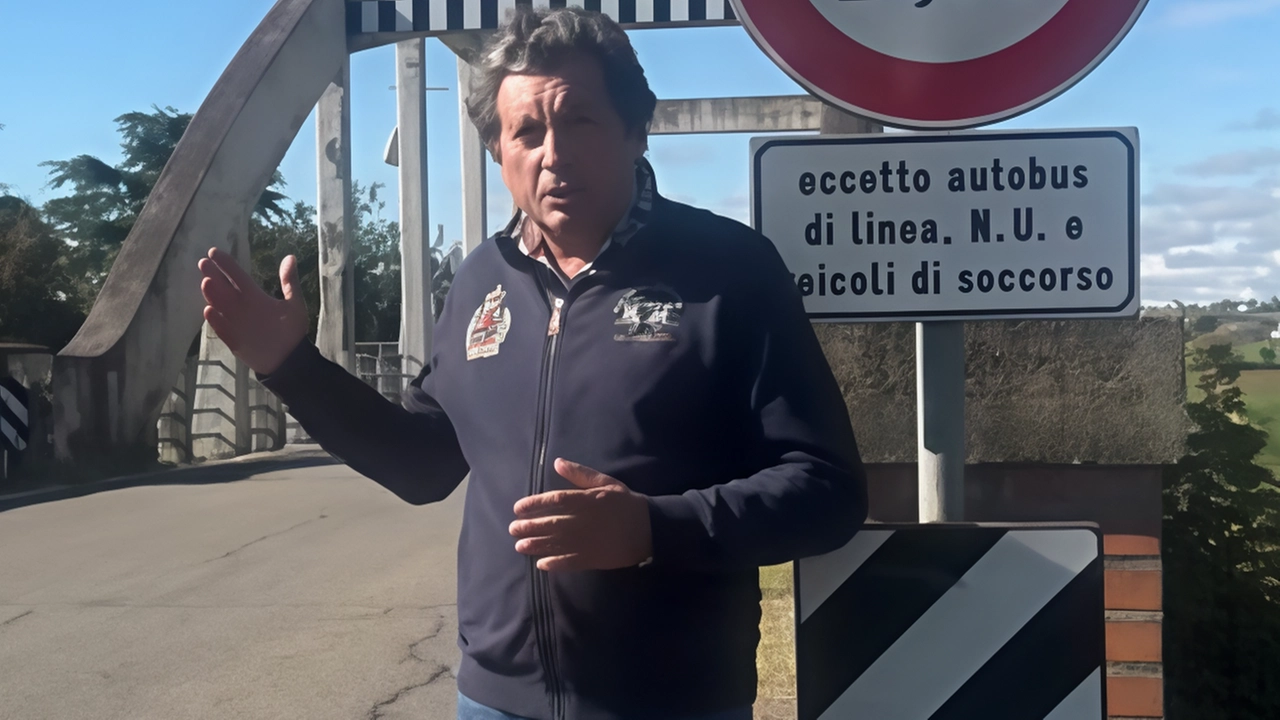 Il sindaco di Castiglion Fiorentino Mario Agnelli davanti al Ponte di Cesa tra Marciano e il paese del Palio dei Rioni Il sindaco di Castiglion Fiorentino Mario Agnelli davanti al Ponte di Cesa tra Marciano e il paese del Palio dei Rioni