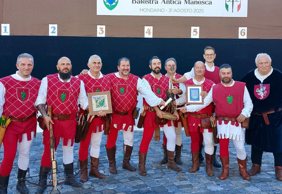 Campioni dopo 18 anni. Balestrieri d’oro a Mondaino Campioni dopo 18 anni. Balestrieri d’oro a Mondaino