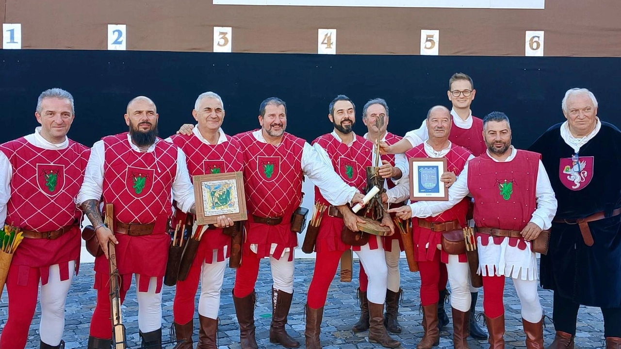 Torna il tricolore: il gruppo cortonese conquista il titolo italiano a squadre. Prossimo appuntamento la festa in Piazza Signorelli con il Torneo del Girifalco. Torna il tricolore: il gruppo cortonese conquista il titolo italiano a squadre. Prossimo appuntamento la festa in Piazza Signorelli con il Torneo del Girifalco.