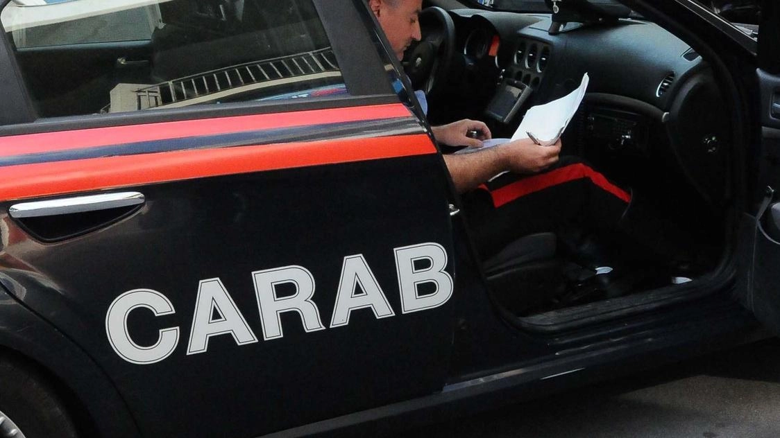 Sul posto sono interventi i carabinieri che hanno intercettato il malvivente, poco distante dal negozio di scarpe Sul posto sono interventi i carabinieri che hanno intercettato il malvivente, poco distante dal negozio di scarpe