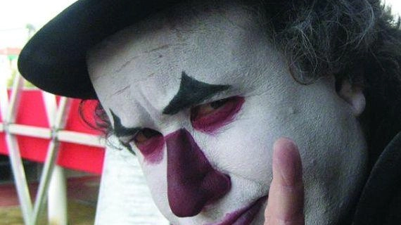 Sabato alle 21.30 in scena "Opzioni di un clown" di Guascone Teatro . Sabato alle 21.30 in scena "Opzioni di un clown" di Guascone Teatro .