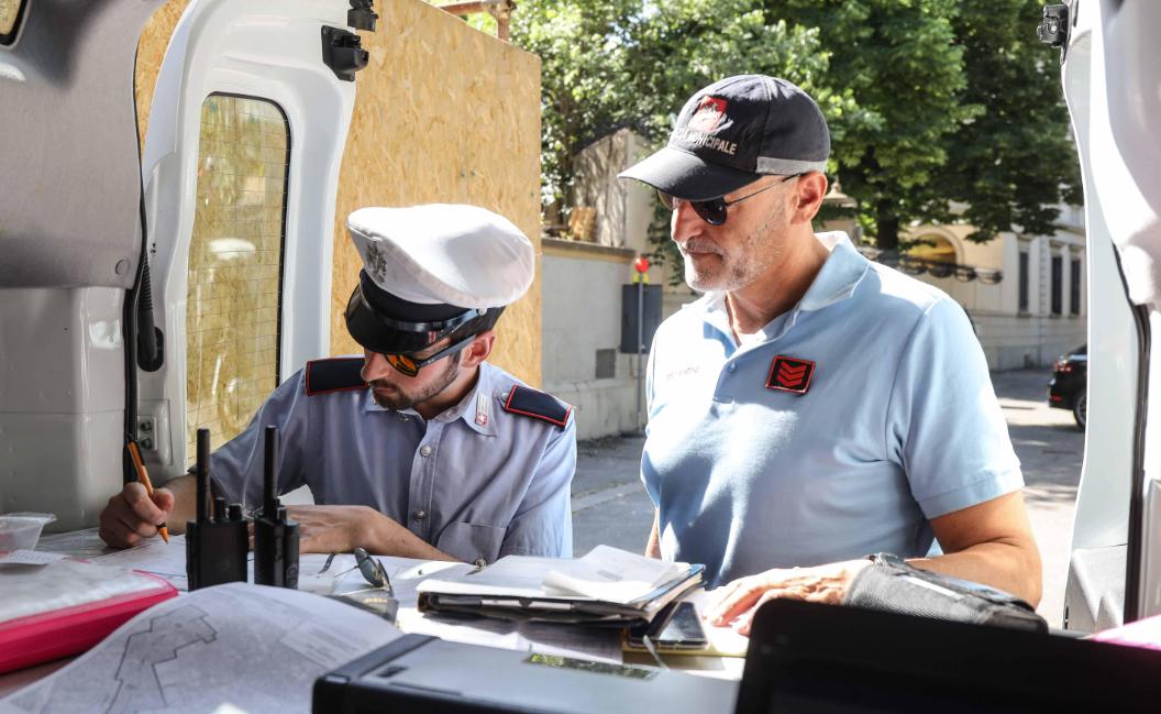 Montemurlo, caos e tensione in azienda tessile: vigilessa strattonata durante controlli