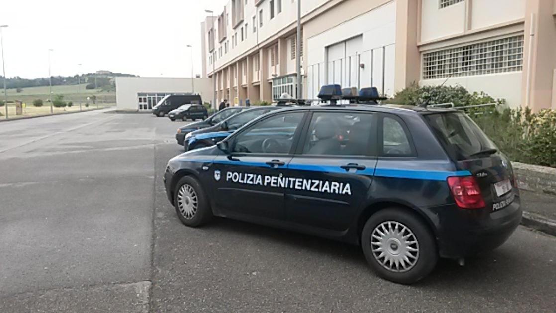 dà fuoco alla cella nella quale è rinchiuso detenuto muore in carcere