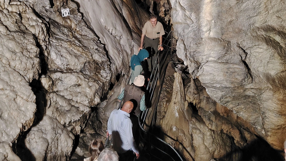 Un momento di una speciale escursione all’interno della Grotta del Vento Previsti tre incontri per celebrare i 60 anni dalla prima escursione (Foto Borghesi) Un momento di una speciale escursione all’interno della Grotta del Vento Previsti tre incontri per celebrare i 60 anni dalla prima escursione (Foto Borghesi)