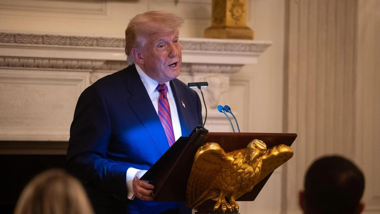 Il presidente Usa dopo aver annunciato l'accordo con il Giappone Il presidente Usa dopo aver annunciato l'accordo con il Giappone