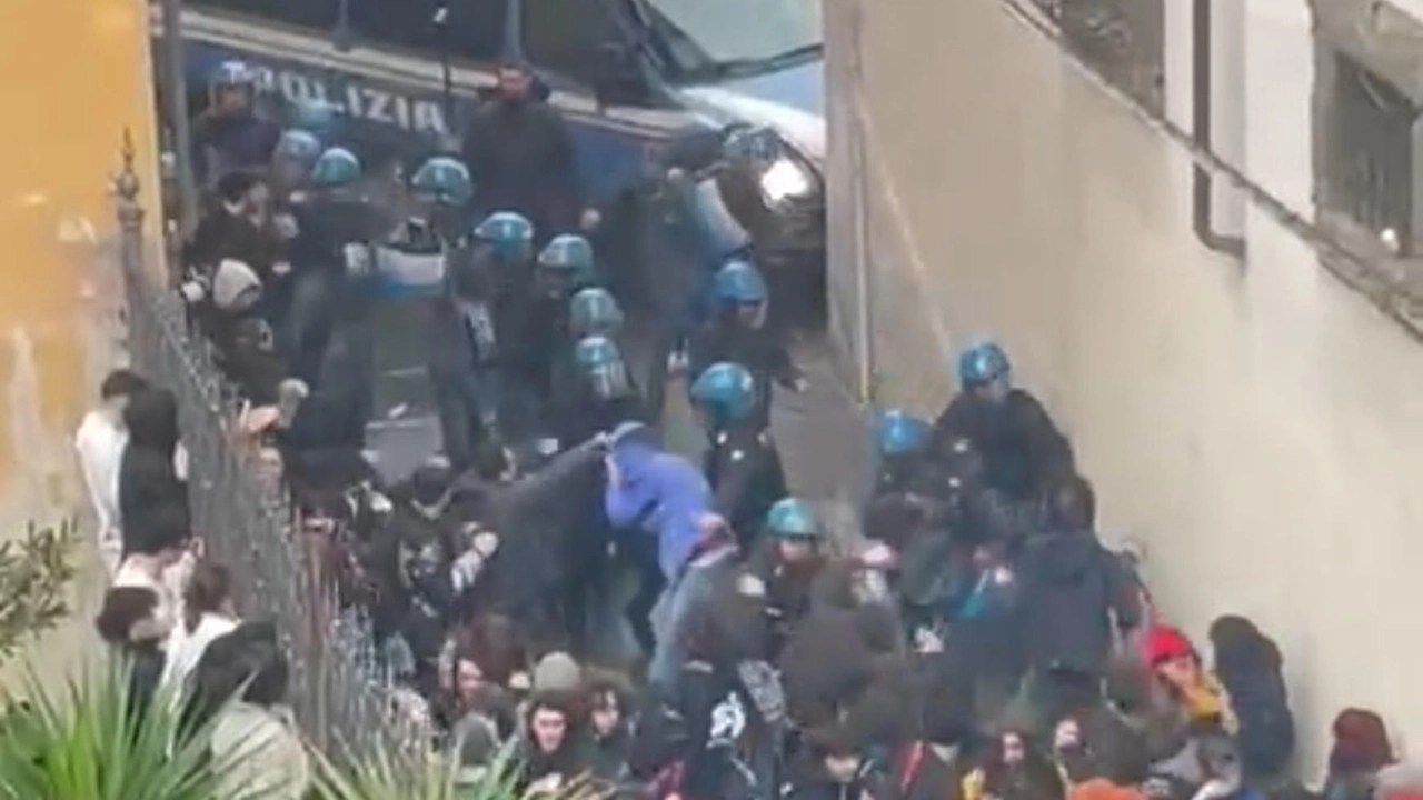 Cariche della polizia nel centro di Pisa durante il corteo studentesco che voleva raggiungere piazza dei Cavalieri. I poliziotti schierati a protezione di uno degli accessi alla piazza hanno caricato gli studenti che stavo cercando di oltrepassare lo sbarramento (Foto Ansa) Cariche della polizia nel centro di Pisa durante il corteo studentesco che voleva raggiungere piazza dei Cavalieri. I poliziotti schierati a protezione di uno degli accessi alla piazza hanno caricato gli studenti che stavo cercando di oltrepassare lo sbarramento (Foto Ansa)