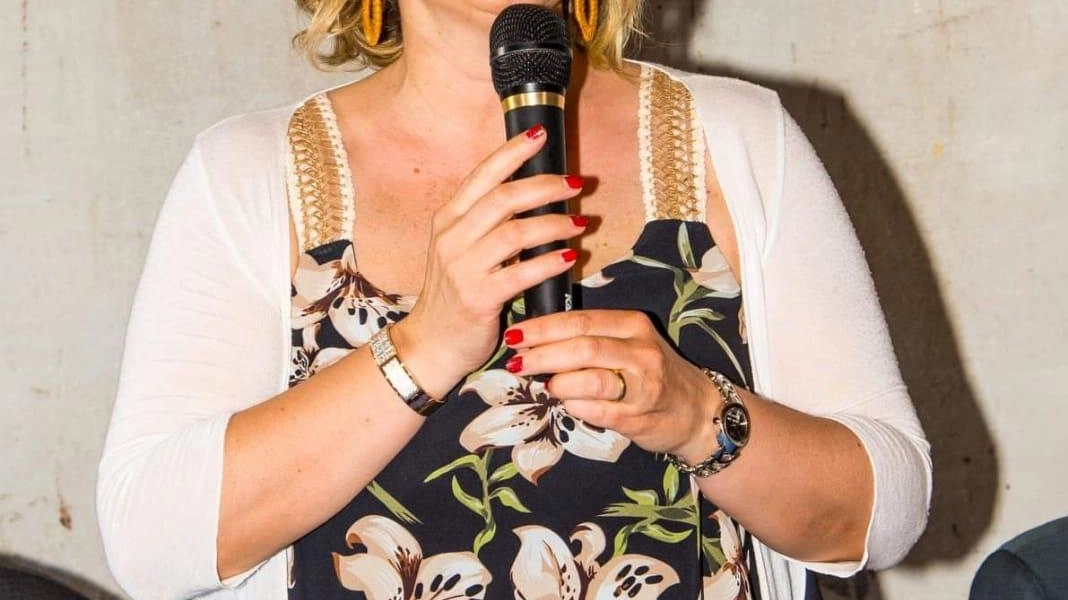 La sindaca Arianna Cecchini presenta il progetto di ascolto realizzato dalla Cooperativa Sociale Il Cammino La sindaca Arianna Cecchini presenta il progetto di ascolto realizzato dalla Cooperativa Sociale Il Cammino
