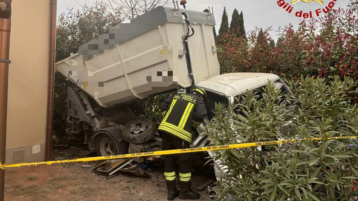 Il mezzo coinvolto nell'incidente e l'intervento dei vigili del fuoco Il mezzo coinvolto nell'incidente e l'intervento dei vigili del fuoco