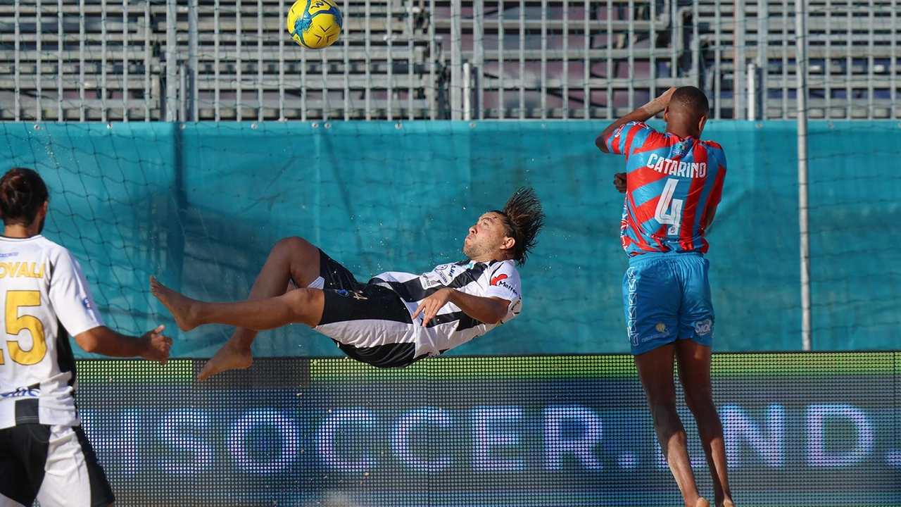 È cominciata con una sconfitta la seconda tappa della Poule Scudetto di Serie A di beach soccer per il Viareggio,... È cominciata con una sconfitta la seconda tappa della Poule Scudetto di Serie A di beach soccer per il Viareggio,...