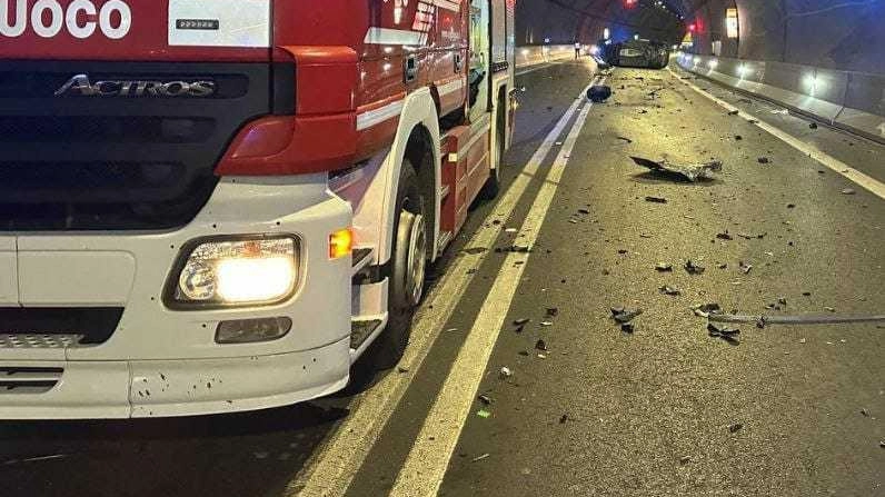 Conducente ricoverato in terapia intensiva dopo incidente lungo la Perugia-Ancona. Scontro in galleria, auto ribaltata. Carabinieri indagano sulle cause. Altro incidente senza gravi conseguenze a Cenerente. Conducente ricoverato in terapia intensiva dopo incidente lungo la Perugia-Ancona. Scontro in galleria, auto ribaltata. Carabinieri indagano sulle cause. Altro incidente senza gravi conseguenze a Cenerente.