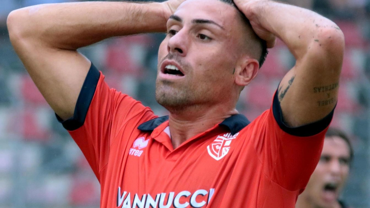 Federico Cardella in estate è stato cercato da mezza Serie D dopo i 20 gol segnati nella stagione vissuta fra Ostia Mare e Nocerina Federico Cardella in estate è stato cercato da mezza Serie D dopo i 20 gol segnati nella stagione vissuta fra Ostia Mare e Nocerina