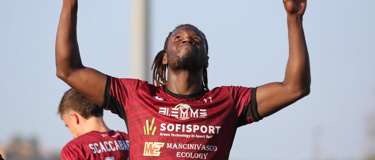 Jonathan Italeng segna una tripletta contro la Lucchese e guida il Pontedera alla salvezza