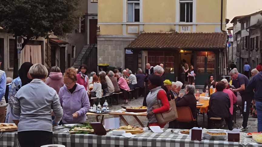 A tavola le culture si incontrano. Proprio quello che è successo nel centro storico di Filattiera, che ha ospitato una... A tavola le culture si incontrano. Proprio quello che è successo nel centro storico di Filattiera, che ha ospitato una...