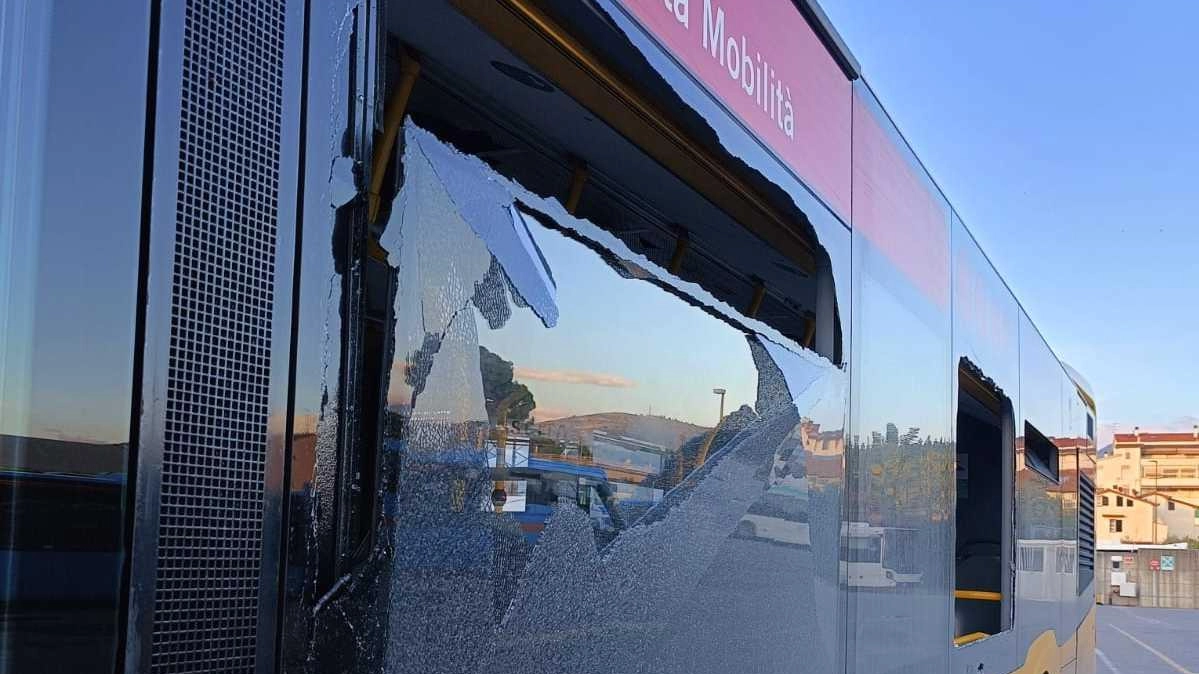 Gli ultras pistoiesi, sugli autobus dalla stazione centrale allo stadio Lungobisenzio, hanno danneggiato i mezzi in particolare spaccando alcuni finestrini e le telecamere interne Gli ultras pistoiesi, sugli autobus dalla stazione centrale allo stadio Lungobisenzio, hanno danneggiato i mezzi in particolare spaccando alcuni finestrini e le telecamere interne