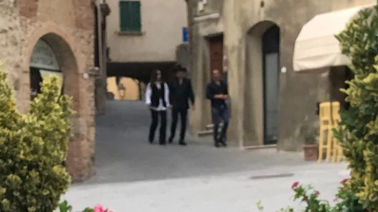 Monica Bellucci e Tim Burton avrebbero acquistato una proprietà a Palazzone, frazione di San Casciano dei Bagni