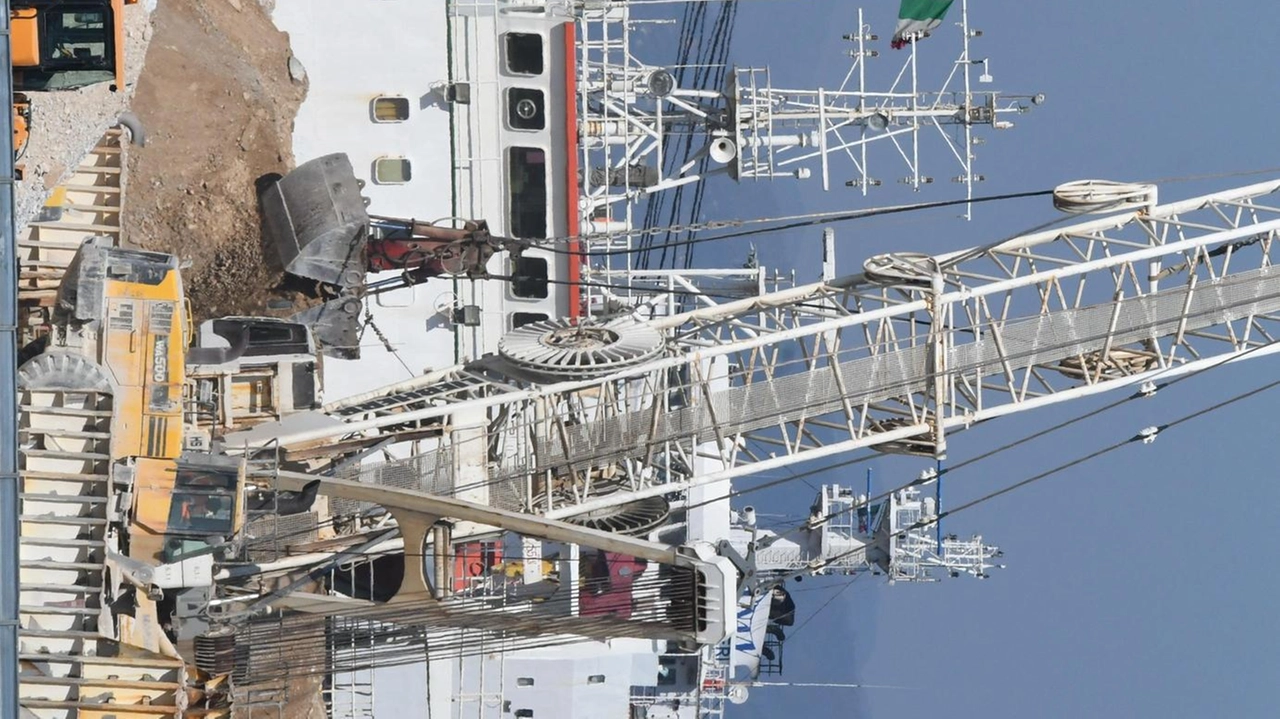 Il progetto di ampliamento del porto di Marina di Carrara fortemente contestato Il progetto di ampliamento del porto di Marina di Carrara fortemente contestato