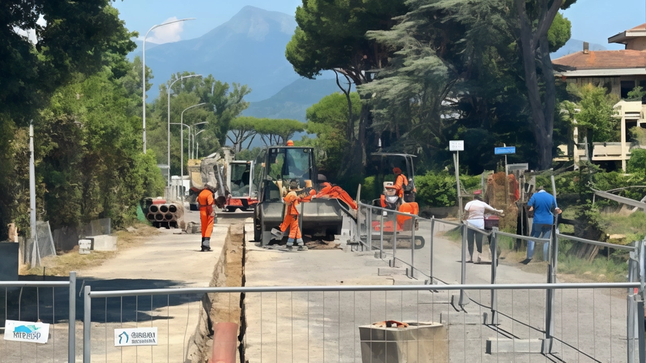 I lavori in via delle Serre alla nuova ciclovia che collegherà la frazione di Lido al capoluogo I lavori in via delle Serre alla nuova ciclovia che collegherà la frazione di Lido al capoluogo