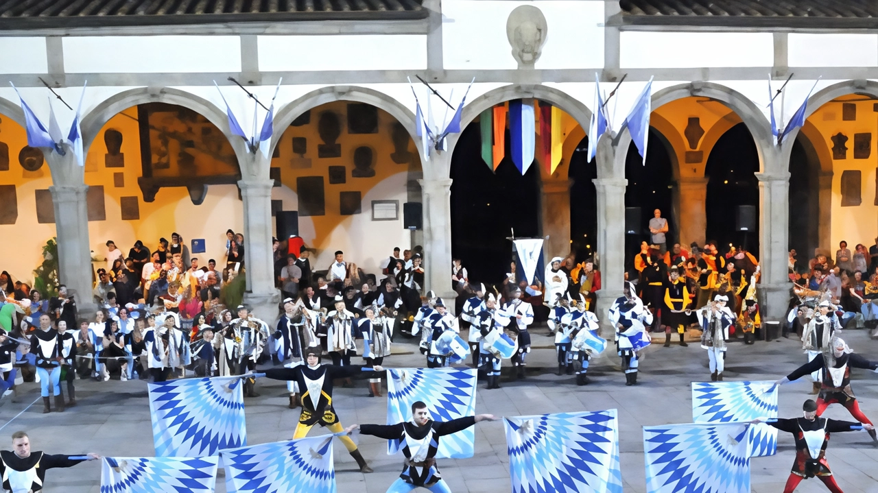 A passi veloci, con tamburi e bandiere, il Gruppo Storico Musici e Sbandieratori "Il Cassero" di Castiglion Fiorentino si avvicina... A passi veloci, con tamburi e bandiere, il Gruppo Storico Musici e Sbandieratori "Il Cassero" di Castiglion Fiorentino si avvicina...