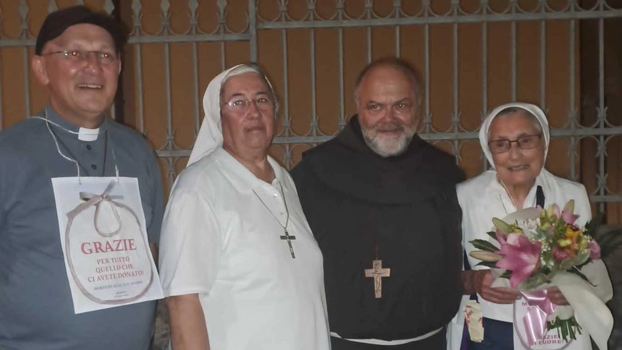 Oltre 300 persone hanno salutato le due religiose che lasciano l’asilo nido dopo 30 anni .
