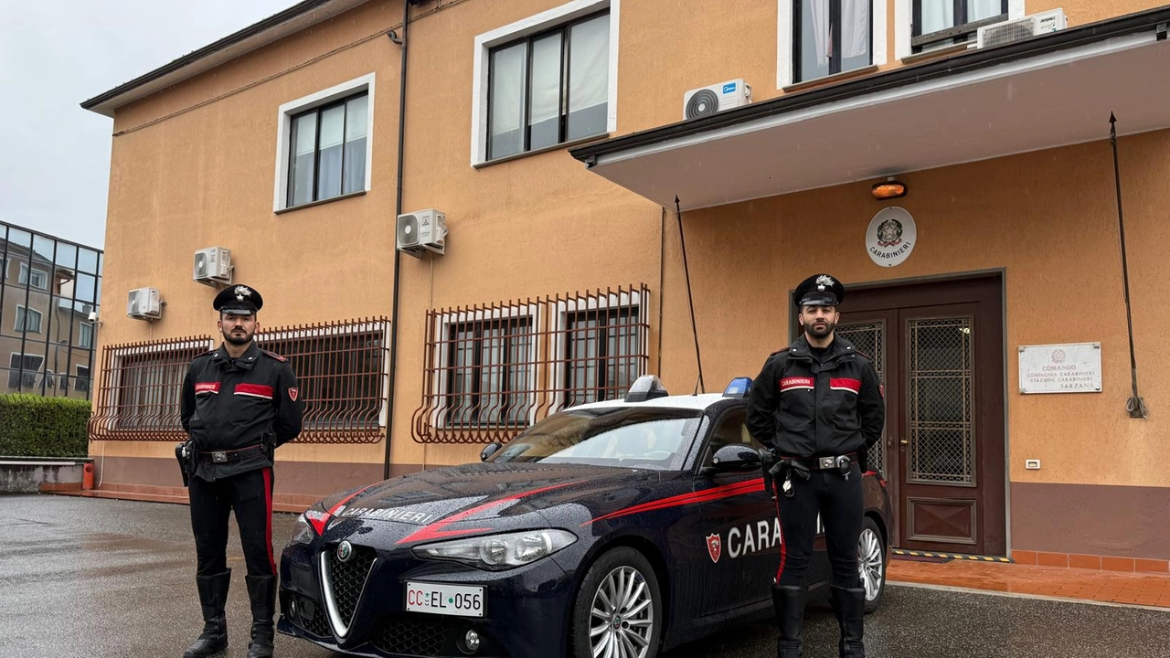 Tenta un furto in una casa poi minaccia i carabinieri con un coltello
