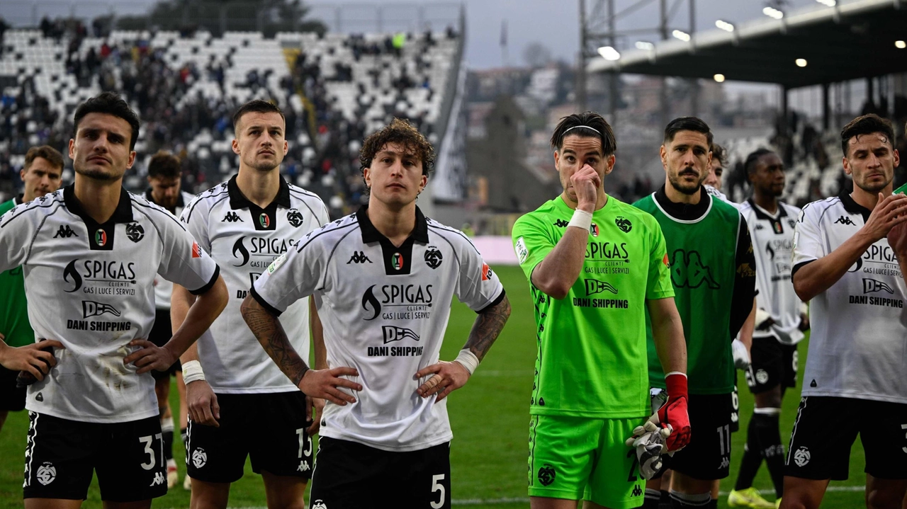 La delusione dei giocatori dello Spezia dopo la sconfitta casalinga contro il Catanzaro La delusione dei giocatori dello Spezia dopo la sconfitta casalinga contro il Catanzaro