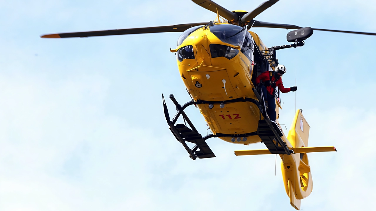 L’elicottero Nibbio è intervenuto ieri a Petrignano di Assisi: gli operatori del 118 hanno stabilizzato l’uomo ustionato e hanno provveduto a trasportarlo all’ospedale Santa Maria della Misericordia L’elicottero Nibbio è intervenuto ieri a Petrignano di Assisi: gli operatori del 118 hanno stabilizzato l’uomo ustionato e hanno provveduto a trasportarlo all’ospedale Santa Maria della Misericordia