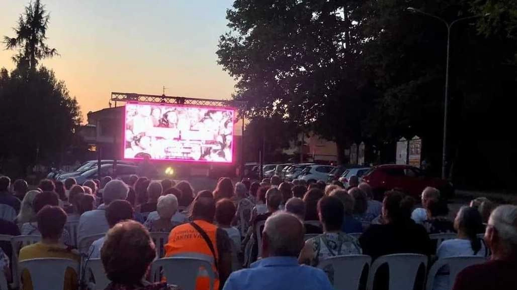 Una serata di una passata edizione della rassegna «Cinema nei paesi» che porta la settima arte nelle frazioni del territorio massarosese Una serata di una passata edizione della rassegna «Cinema nei paesi» che porta la settima arte nelle frazioni del territorio massarosese
