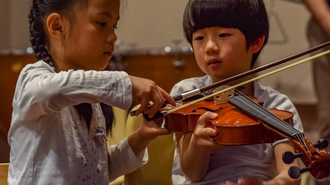 Due piccoli allievi della scuola Verdi. Tra i cinesi il 22% ha meno di 18 anni e solo il 2,5% più di 65 Due piccoli allievi della scuola Verdi. Tra i cinesi il 22% ha meno di 18 anni e solo il 2,5% più di 65