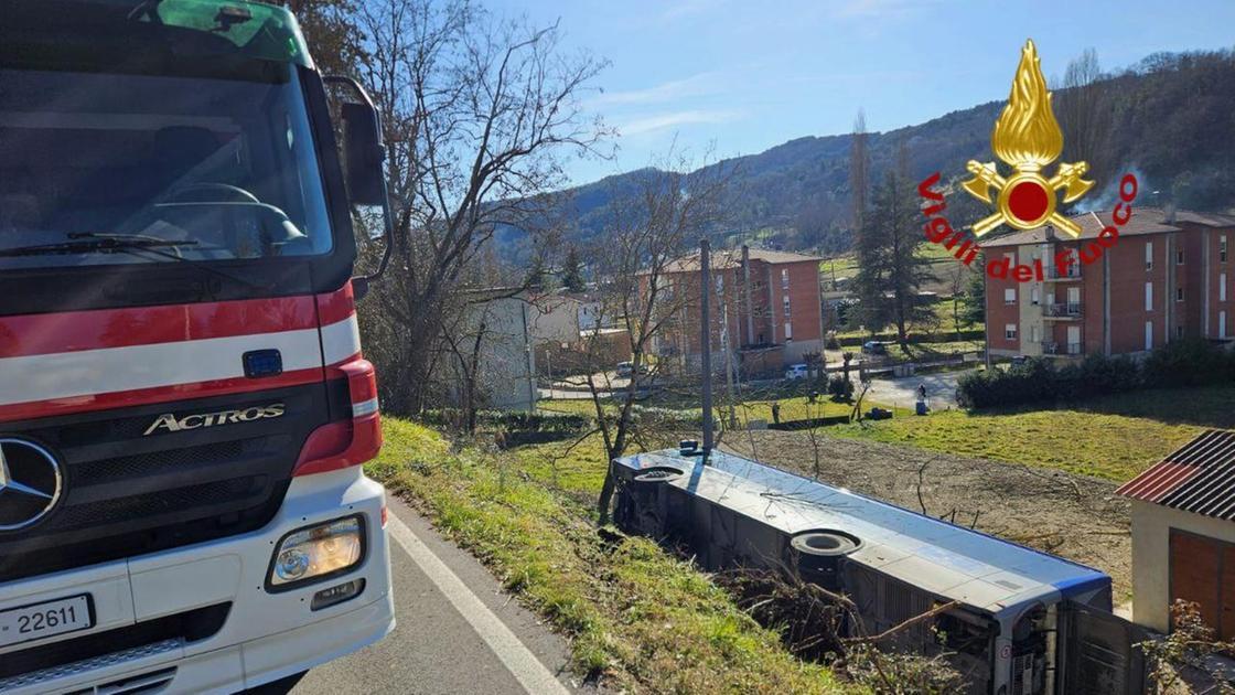 l autobus si ribalta e finisce nella scarpata
