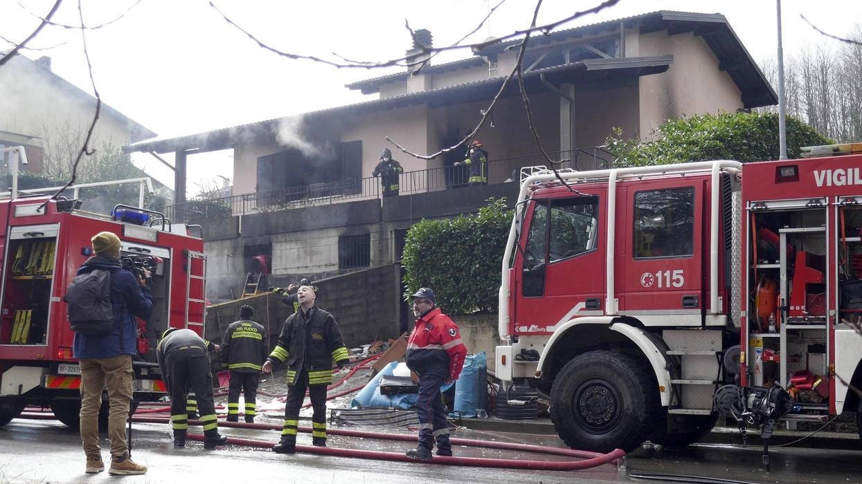 Il 22enne era seguito dai servizi sociali, aveva già aggredito altre volte. La donna, 60 anni, è stata lasciata agonizzante sul pavimento per 11 ore. Alle 4 del mattino ha incendiato l’abitazione. Poi la confessione ai carabinieri.