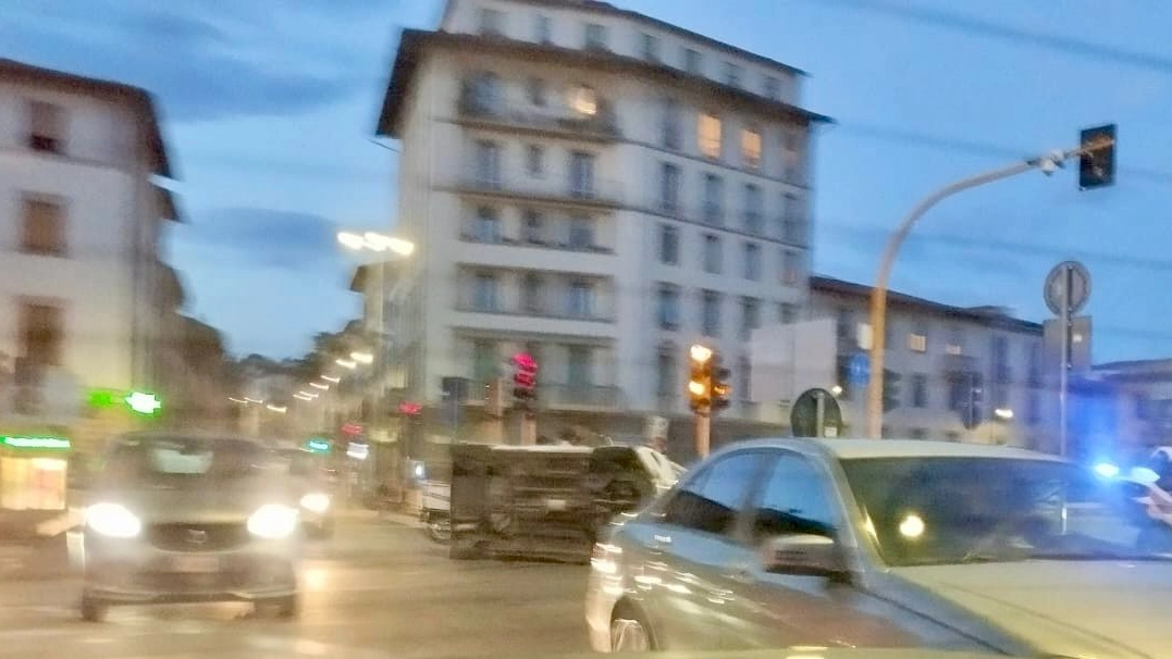 Auto ribaltata vicino al Parterre a Firenze. Sul posto la polizia municipale Auto ribaltata vicino al Parterre a Firenze. Sul posto la polizia municipale