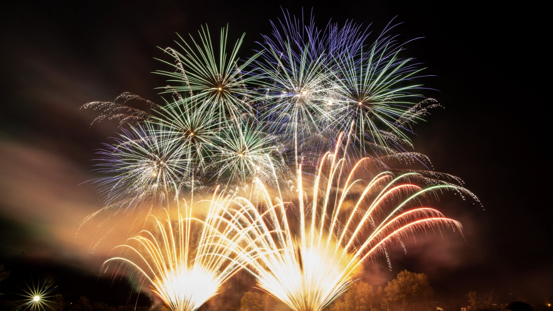 Fuochi d'artificio in un'immagine di repertorio. Altro rinvio per lo spettacolo pirotecnico di Sant'Ermete