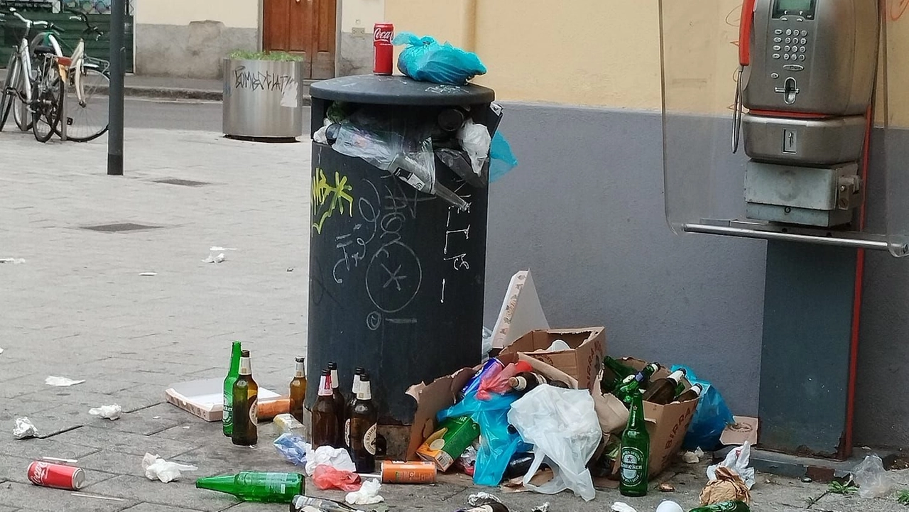 Lo stato in cui versa piazza San Jacopino dopo i bivacchi alcolici