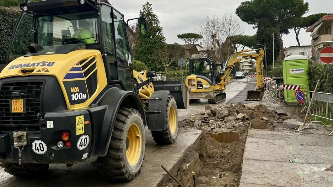 In attesa della riqualificazione dell’ex Arlecchino, altri cantieri di lavoro vengono aperti dalla giunta Pierucci a Lido di Camaiore In attesa della riqualificazione dell’ex Arlecchino, altri cantieri di lavoro vengono aperti dalla giunta Pierucci a Lido di Camaiore