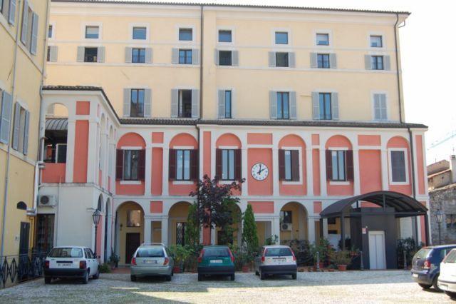 tribunale di spoleto vietato entrare in abiti succinti canottiere e ciabatte