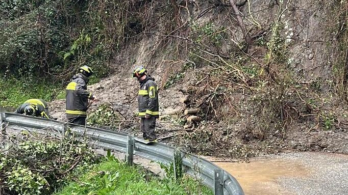 La frana che ha provocato la chiusura della strada e l’isolamento di 25 persone La frana che ha provocato la chiusura della strada e l’isolamento di 25 persone