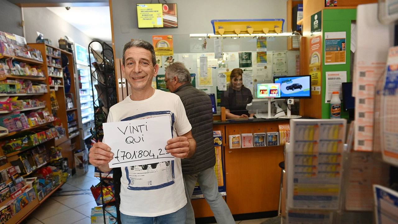SuperEnalotto, la vincita da 701.804 euro nella tabaccheria Occhiblu a Ponte San Giovanni (Foto Crocchioni) SuperEnalotto, la vincita da 701.804 euro nella tabaccheria Occhiblu a Ponte San Giovanni (Foto Crocchioni)