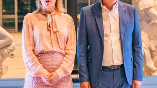 L’onorevole Deborah Bergamini e il segretario provinciale Carlo Bigongiari durante la serata L’onorevole Deborah Bergamini e il segretario provinciale Carlo Bigongiari durante la serata